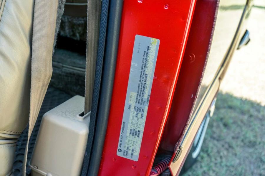 Детали экстерьера Jeep Grand Wagoneer Hellwagon 1989 года  (фото 16 из 21)